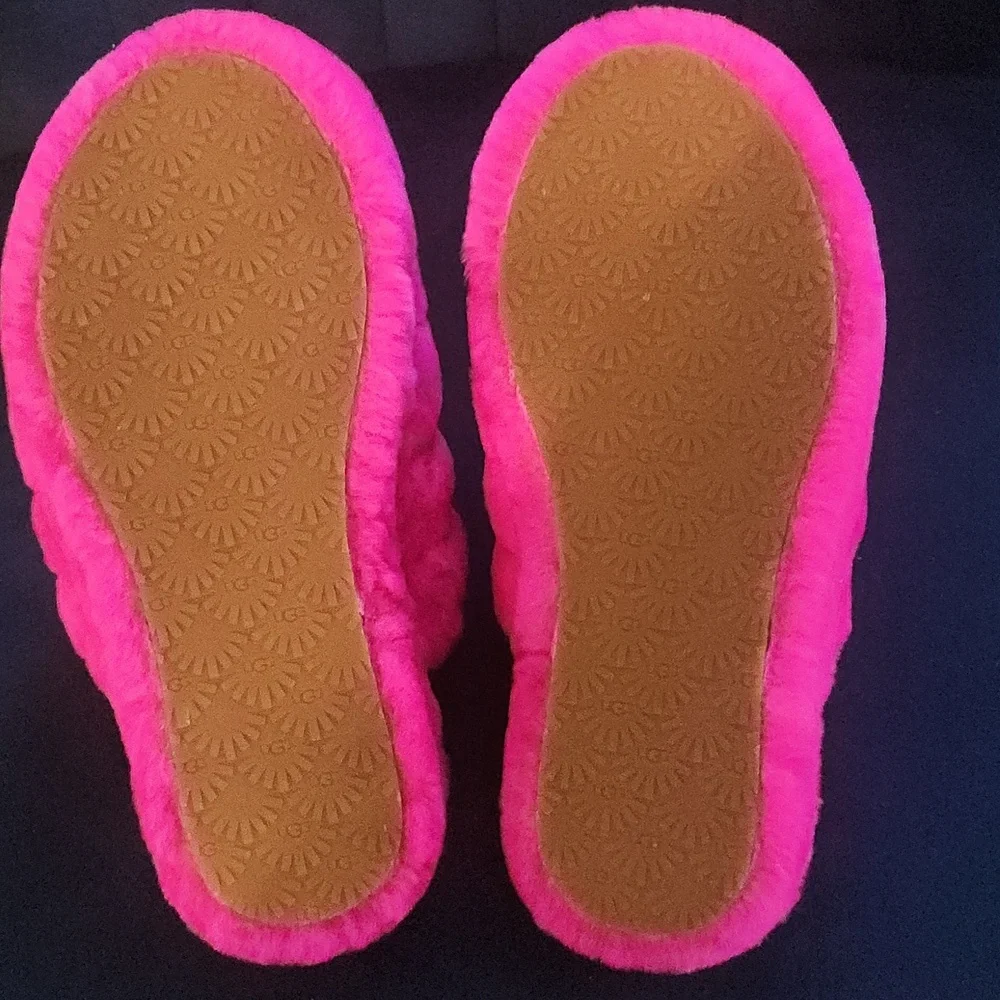 UGG VIBRANT PINK FUZZY SLIPPERS Size 4. - Picture 3 of 9